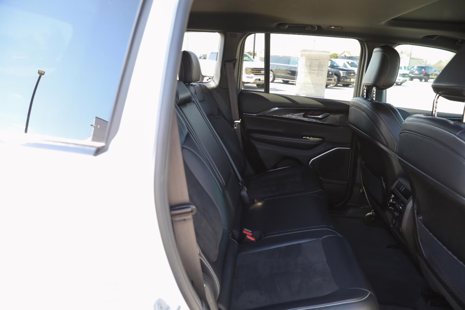 2022 Bright White Clearcoat Jeep Grand Cherokee Altitude 4X4 SUV