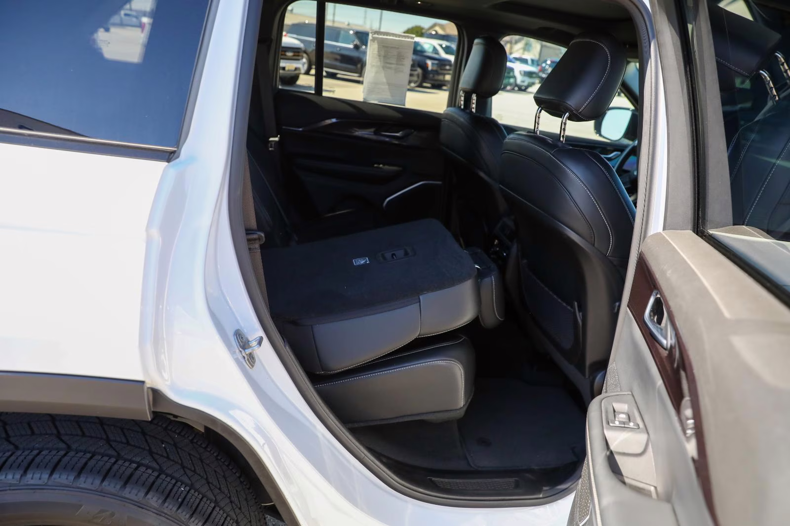 2022 Bright White Clearcoat Jeep Grand Cherokee Altitude 4X4 SUV