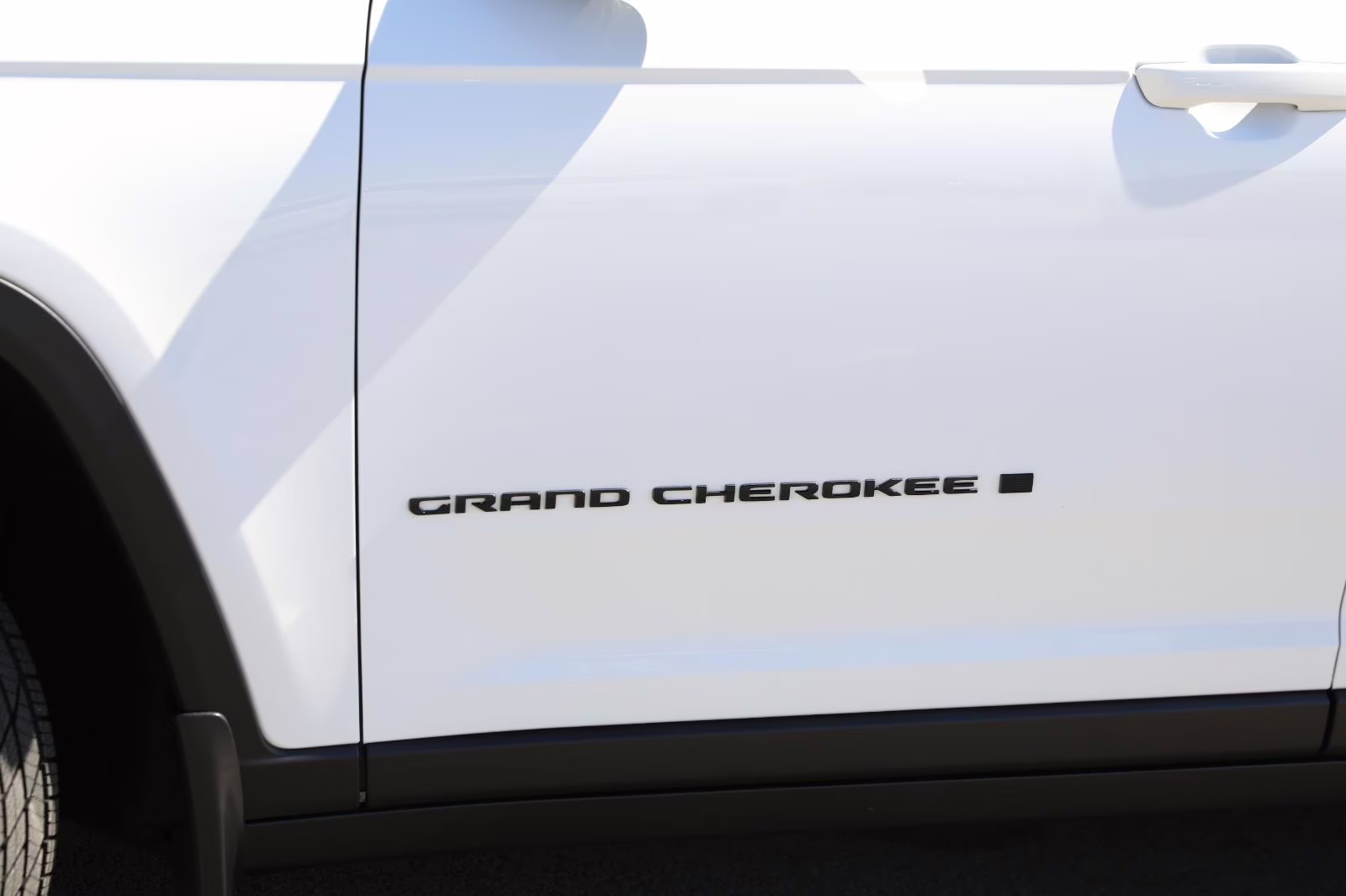 2022 Bright White Clearcoat Jeep Grand Cherokee Altitude 4X4 SUV
