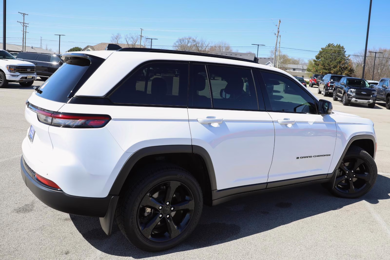 2022 Bright White Clearcoat Jeep Grand Cherokee Altitude 4X4 SUV