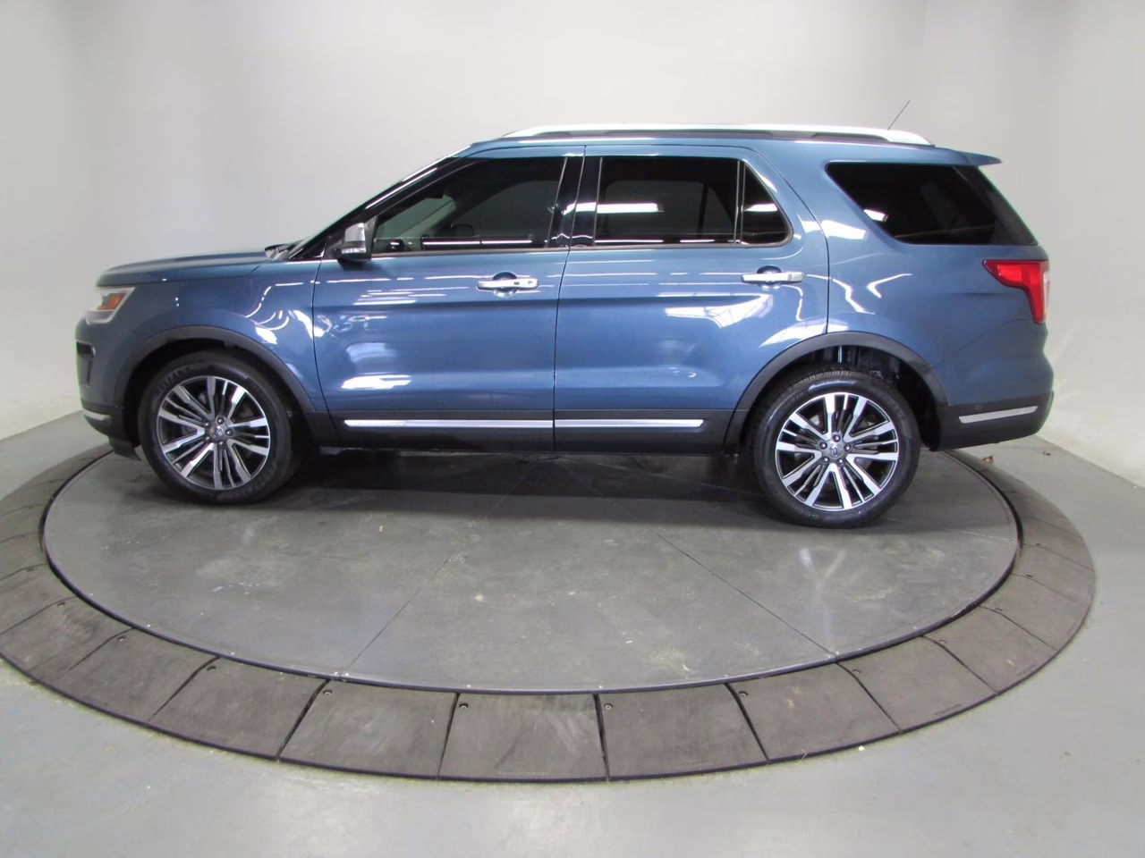 2018 Blue Metallic Ford Explorer Platinum 4X4 SUV