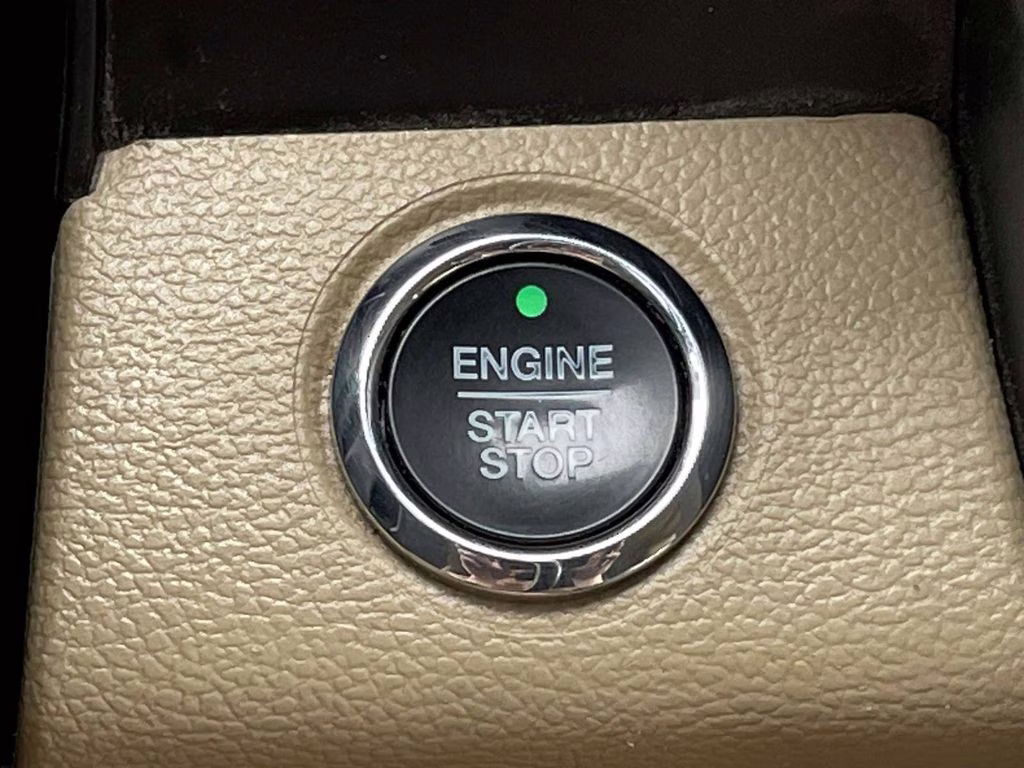 2021 Star White Metallic Tri-Coat Ford Super Duty F-350 SRW Lariat 4X4 Truck