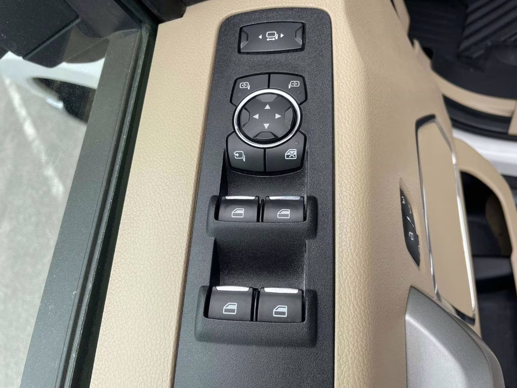 2021 Star White Metallic Tri-Coat Ford Super Duty F-350 SRW Lariat 4X4 Truck