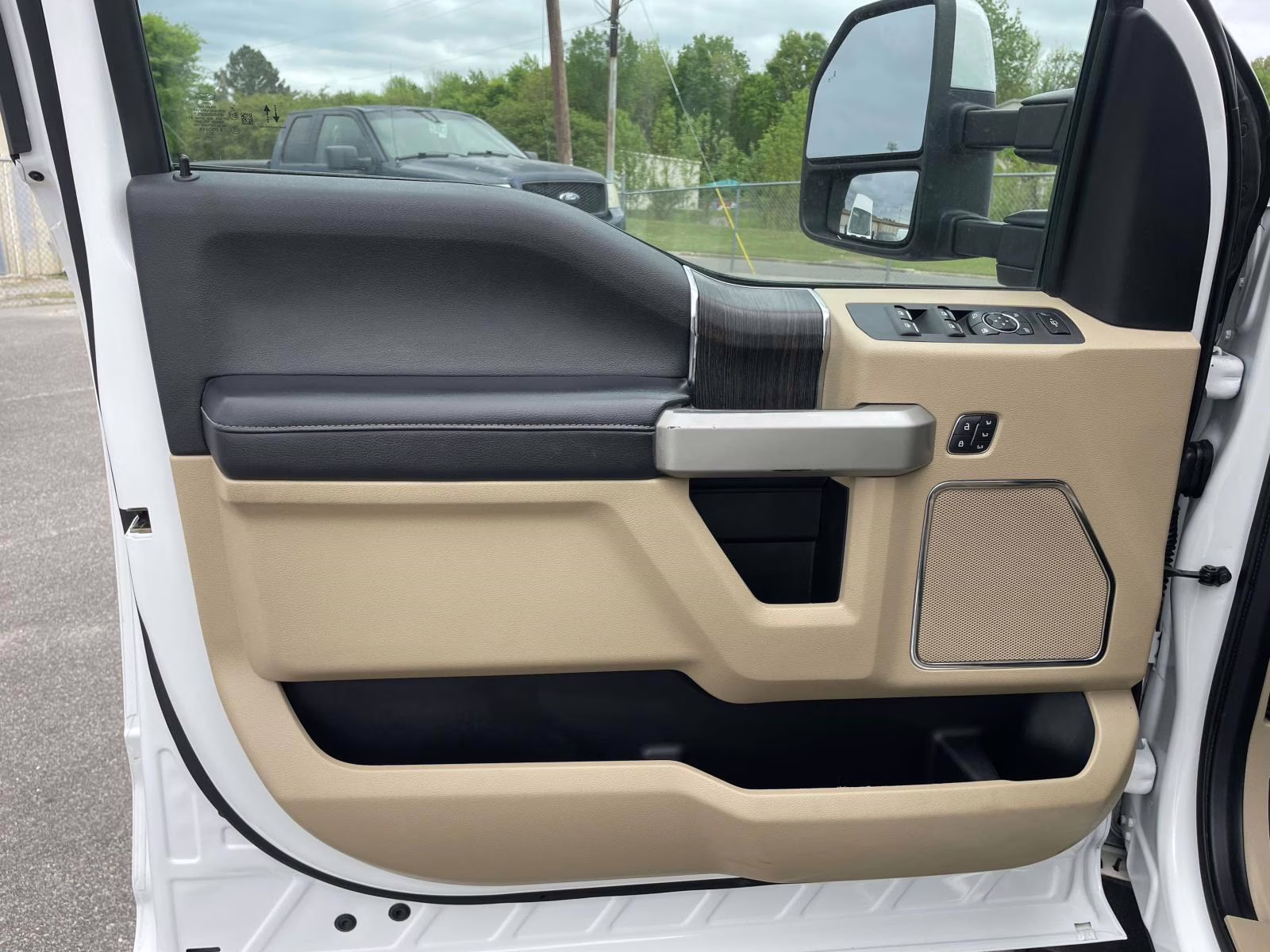 2021 Star White Metallic Tri-Coat Ford Super Duty F-350 SRW Lariat 4X4 Truck