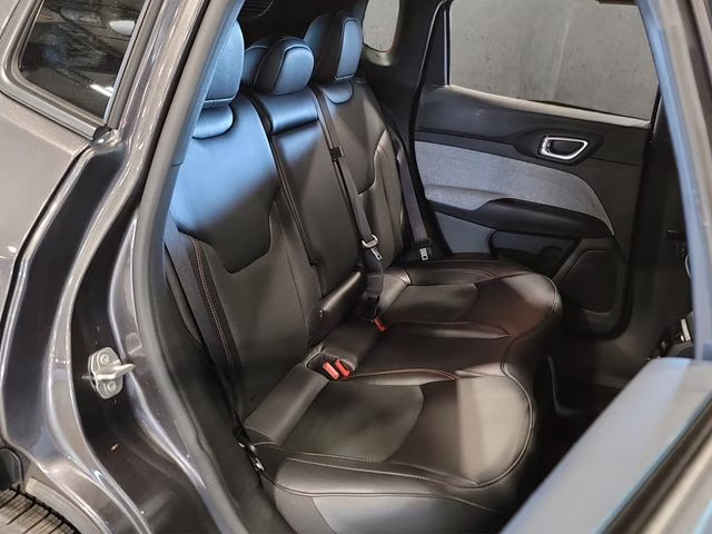 2023 Granite Crystal Metallic Clearcoat Jeep Compass Latitude Lux 4X4 SUV