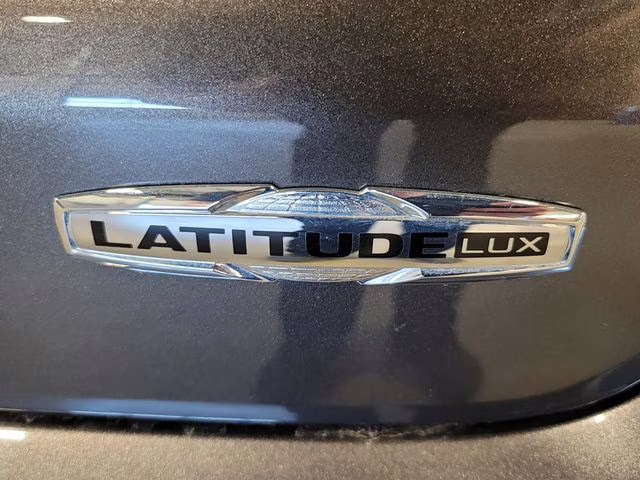 2023 Granite Crystal Metallic Clearcoat Jeep Compass Latitude Lux 4X4 SUV