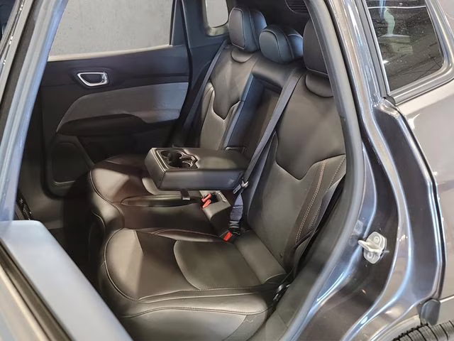 2023 Granite Crystal Metallic Clearcoat Jeep Compass Latitude Lux 4X4 SUV