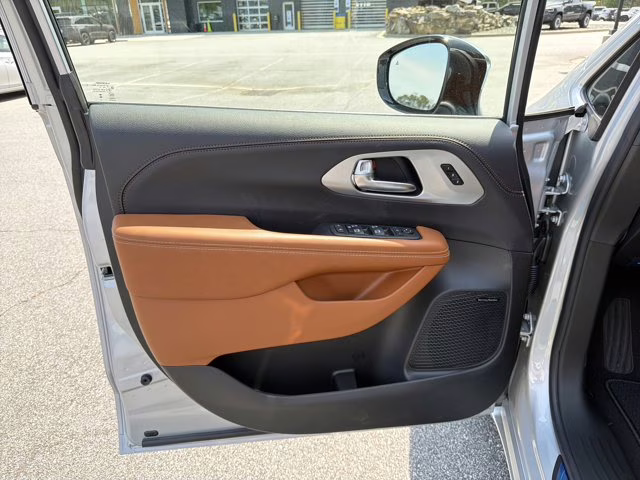 2026 Silver Mist Clearcoat Chrysler Pacifica Pinnacle FWD Van