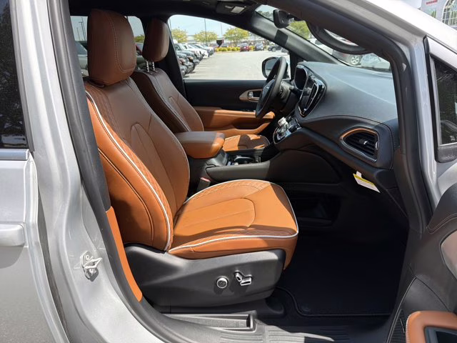 2026 Silver Mist Clearcoat Chrysler Pacifica Pinnacle FWD Van