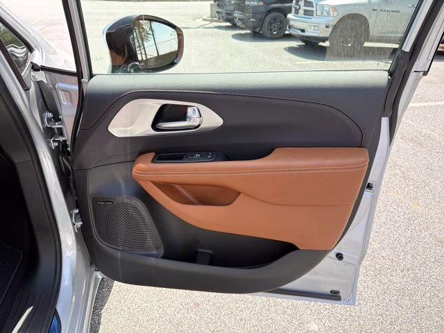 2026 Silver Mist Clearcoat Chrysler Pacifica Pinnacle FWD Van