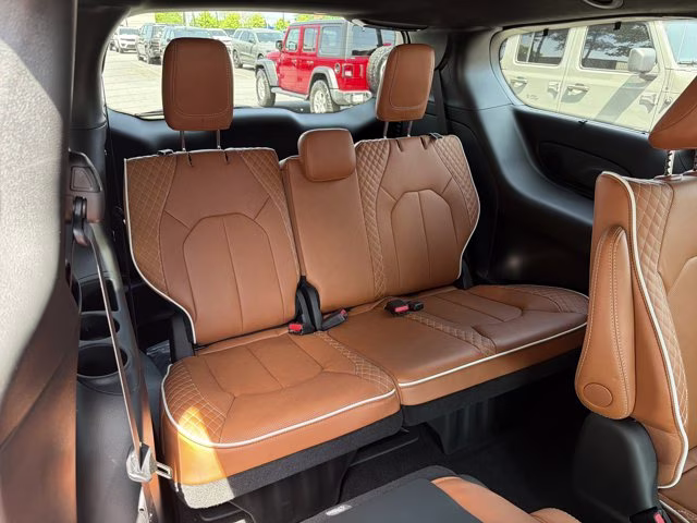 2026 Silver Mist Clearcoat Chrysler Pacifica Pinnacle FWD Van