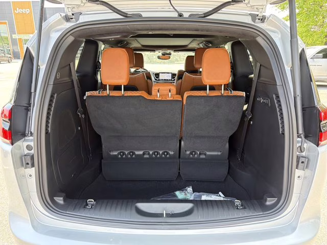 2026 Silver Mist Clearcoat Chrysler Pacifica Pinnacle FWD Van