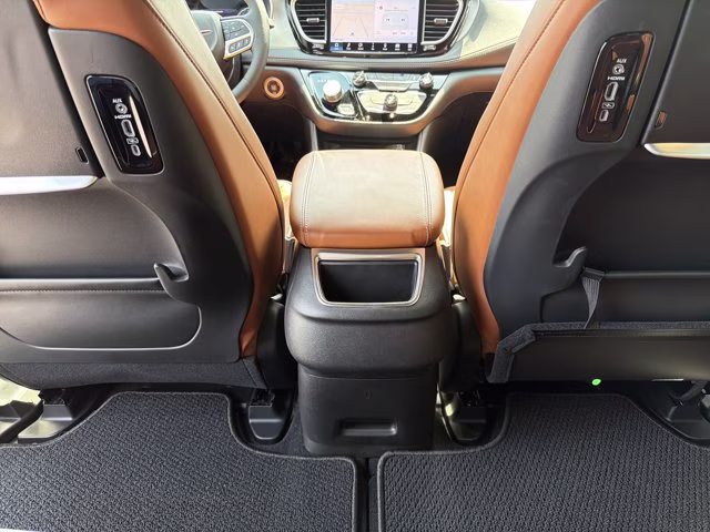 2026 Silver Mist Clearcoat Chrysler Pacifica Pinnacle FWD Van