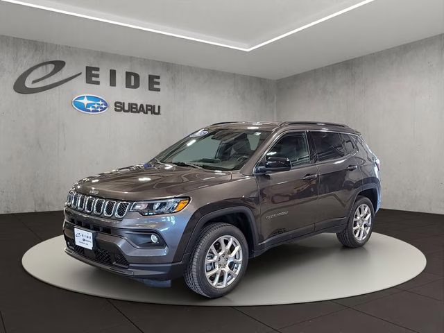 2023 Granite Crystal Metallic Clearcoat Jeep Compass Latitude Lux 4X4 SUV