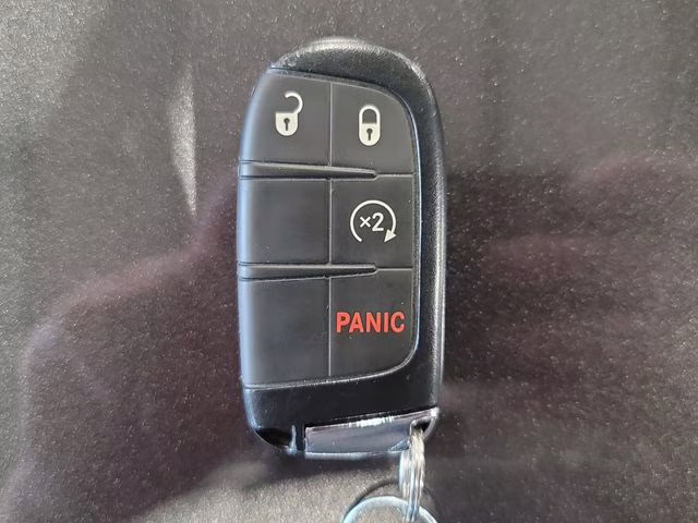 2023 Granite Crystal Metallic Clearcoat Jeep Compass Latitude Lux 4X4 SUV