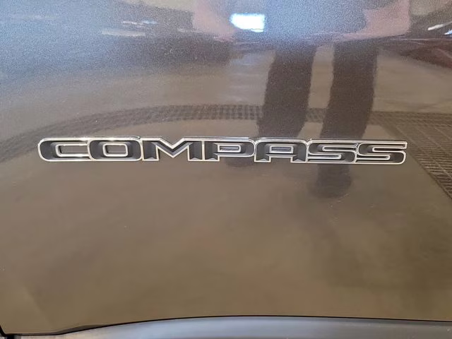 2023 Granite Crystal Metallic Clearcoat Jeep Compass Latitude Lux 4X4 SUV