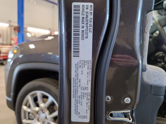 2023 Granite Crystal Metallic Clearcoat Jeep Compass Latitude Lux 4X4 SUV