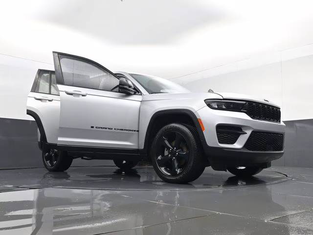 2024 Silver Zynith Jeep Grand Cherokee Altitude X 4X4 SUV