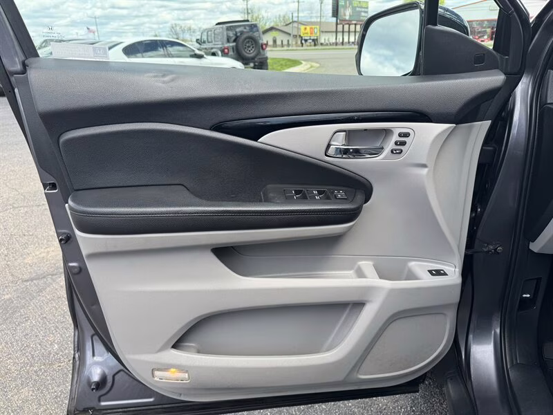 2019 Modern Steel Metallic Honda Pilot Touring AWD SUV