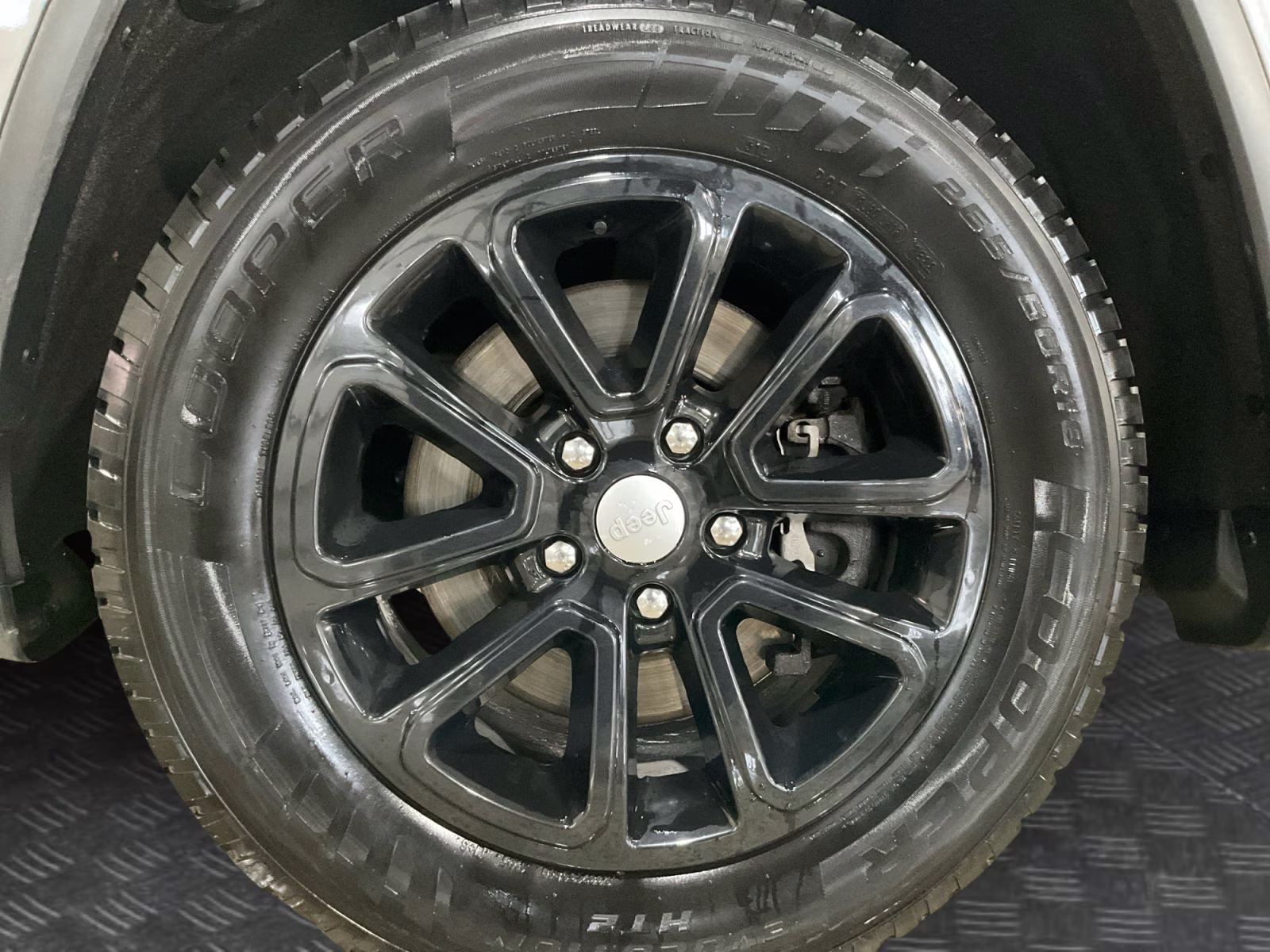 2021 Billet Silver Metallic Clearcoat Jeep Grand Cherokee Laredo X 4X4 SUV