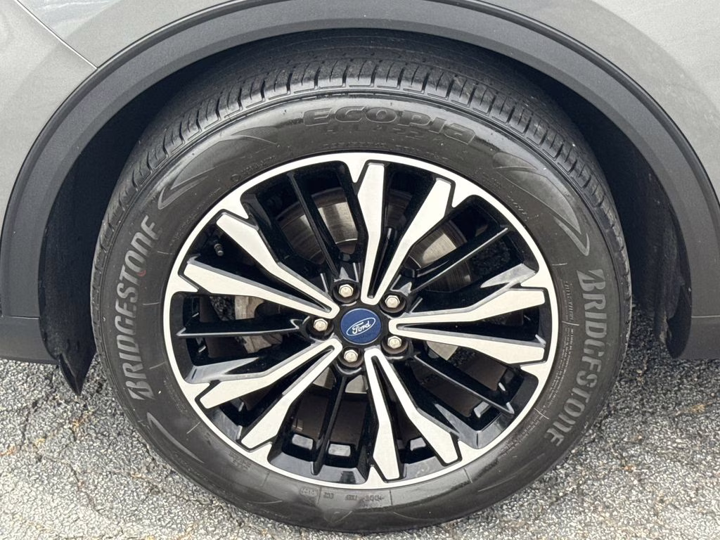 2022 Gray Metallic Ford Escape SE FWD SUV