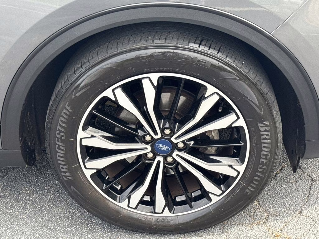 2022 Gray Metallic Ford Escape SE FWD SUV