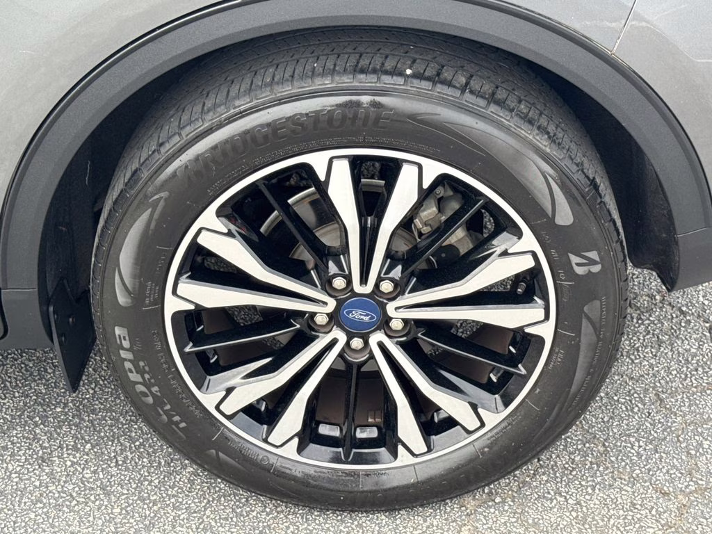 2022 Gray Metallic Ford Escape SE FWD SUV