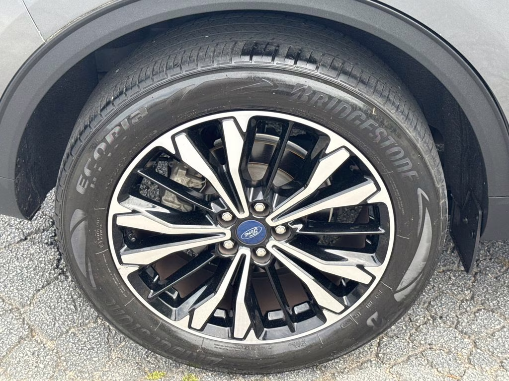 2022 Gray Metallic Ford Escape SE FWD SUV