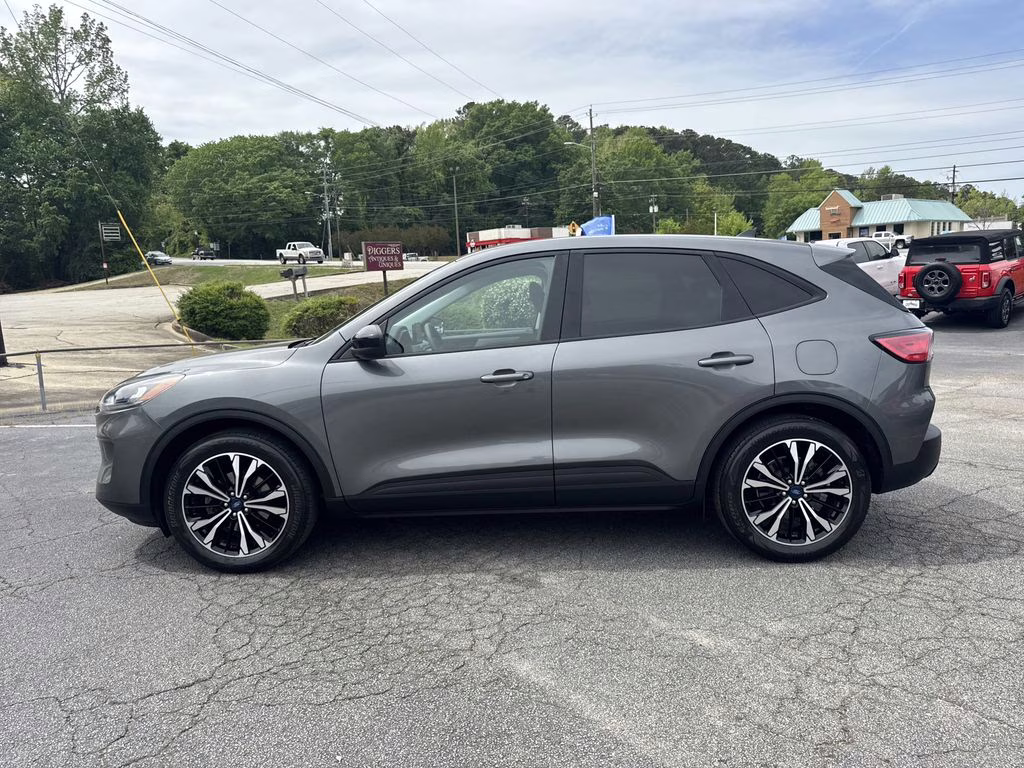 2022 Gray Metallic Ford Escape SE FWD SUV