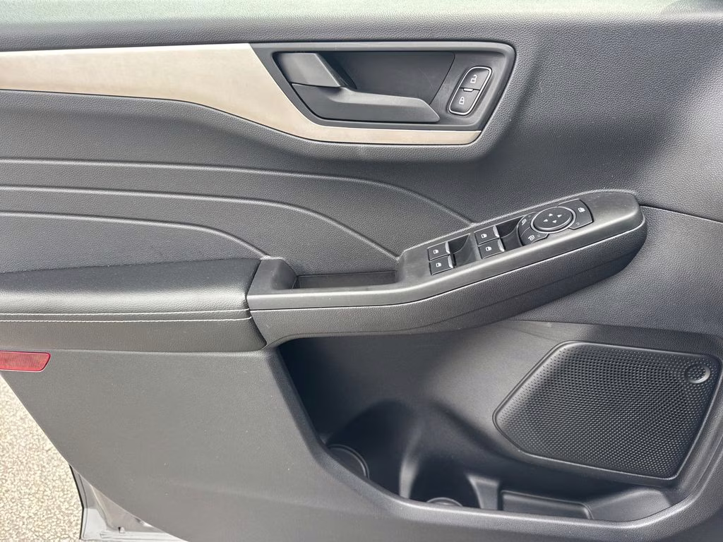 2022 Gray Metallic Ford Escape SE FWD SUV