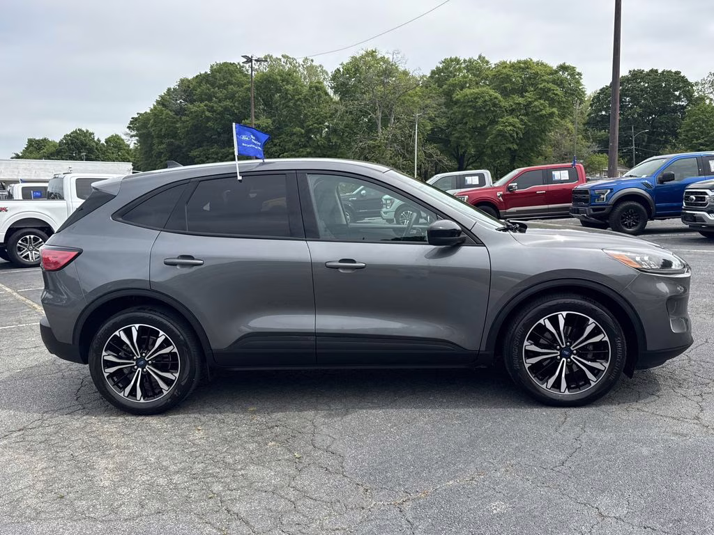2022 Gray Metallic Ford Escape SE FWD SUV