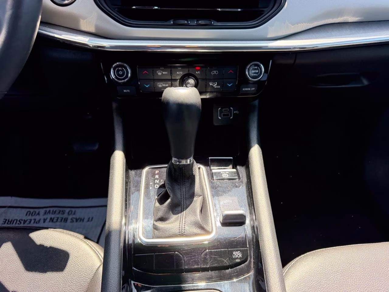 2024 Silver Zynith Metallic Clearcoat Jeep Compass Limited 4X4 SUV