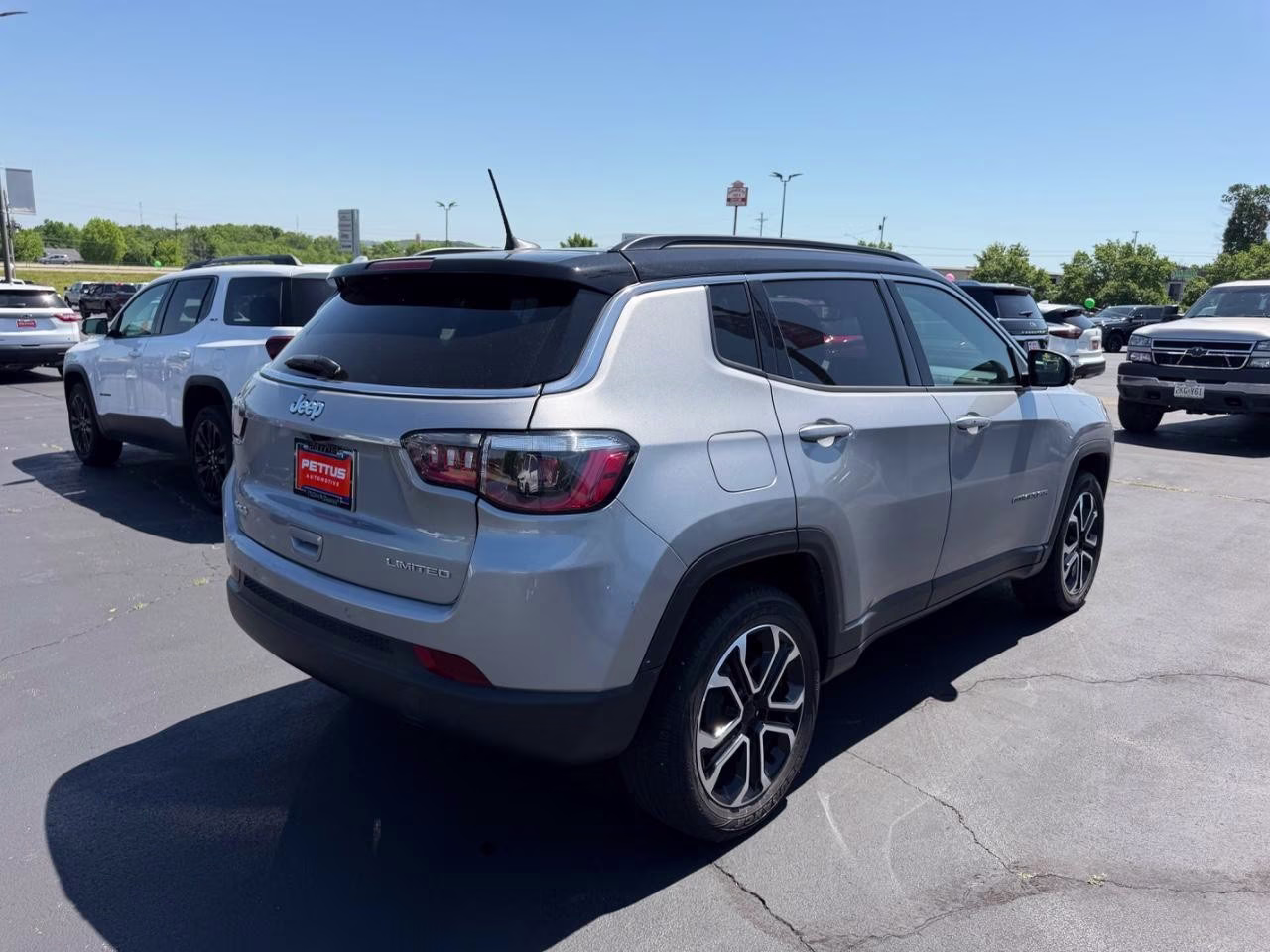 2024 Silver Zynith Metallic Clearcoat Jeep Compass Limited 4X4 SUV