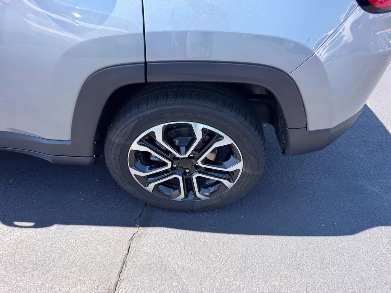 2024 Silver Zynith Metallic Clearcoat Jeep Compass Limited 4X4 SUV