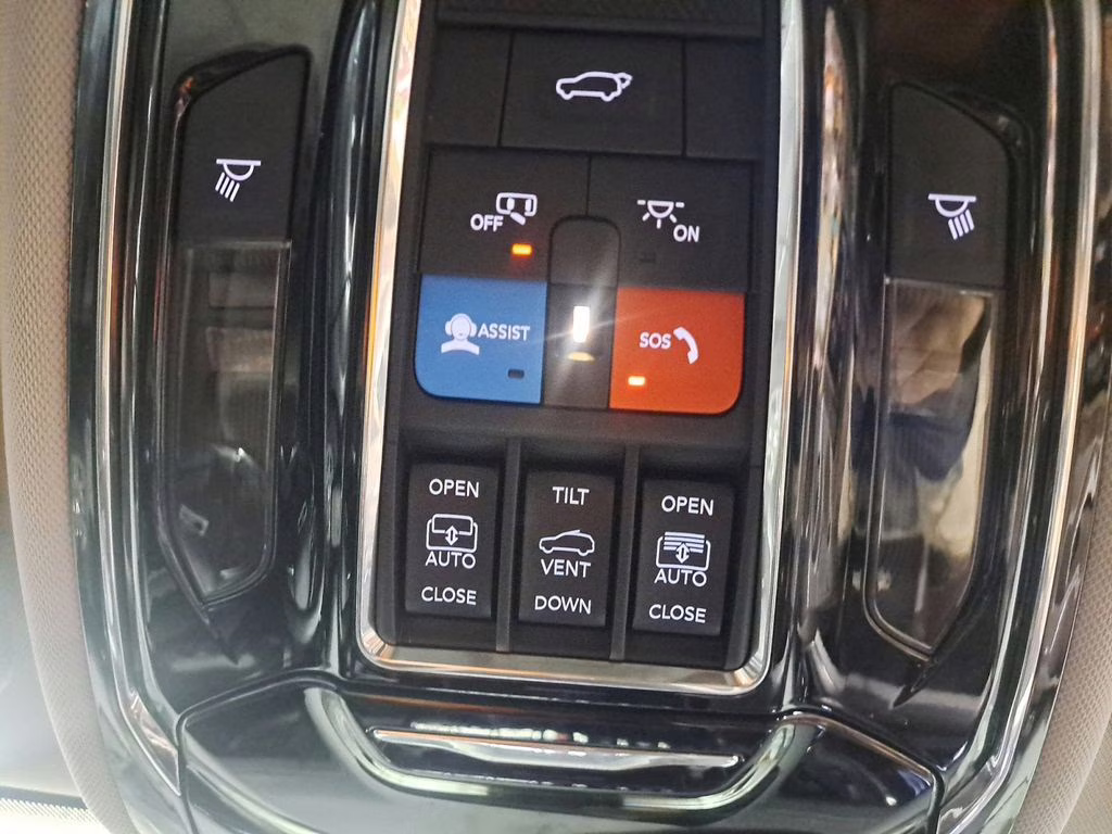 2023 Velvet Red Pearlcoat Jeep Grand Cherokee Overland w/Rear Seat Video Pkg 4X4 SUV