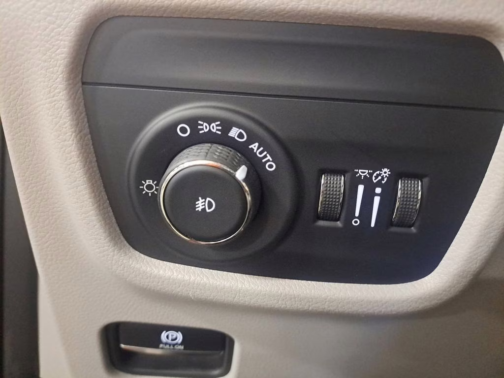 2023 Velvet Red Pearlcoat Jeep Grand Cherokee Overland w/Rear Seat Video Pkg 4X4 SUV