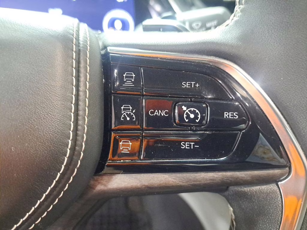 2023 Velvet Red Pearlcoat Jeep Grand Cherokee Overland w/Rear Seat Video Pkg 4X4 SUV