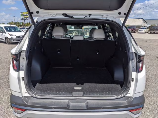 2025 White Pearl Hyundai Tucson Limited FWD SUV