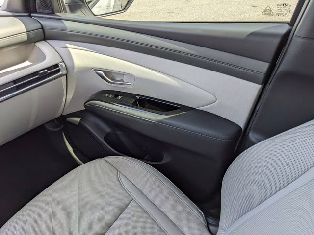 2025 White Pearl Hyundai Tucson Limited FWD SUV