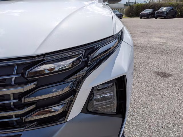 2025 White Pearl Hyundai Tucson Limited FWD SUV