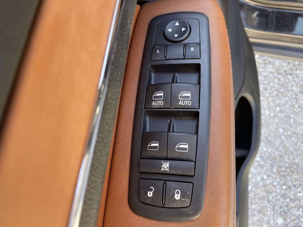 2013 Brilliant Black Crystal Pearlcoat Jeep Grand Cherokee Overland 4X4 SUV