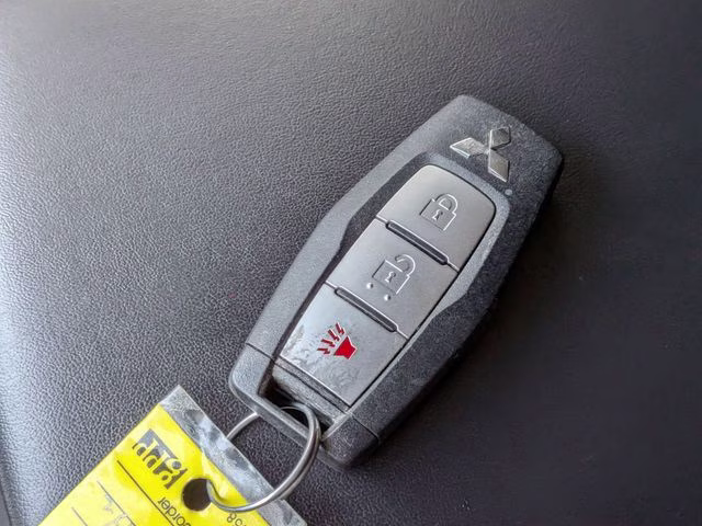 2022 White Diamond Mitsubishi Outlander ES FWD SUV