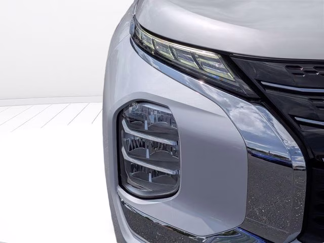 2022 White Diamond Mitsubishi Outlander ES FWD SUV