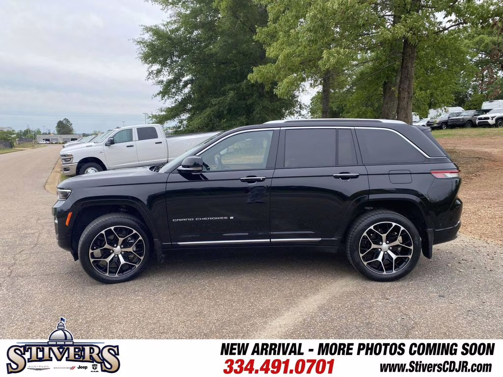 2023 Diamond Black Crystal Pearlcoat Jeep Grand Cherokee Summit Reserve 4X4 SUV