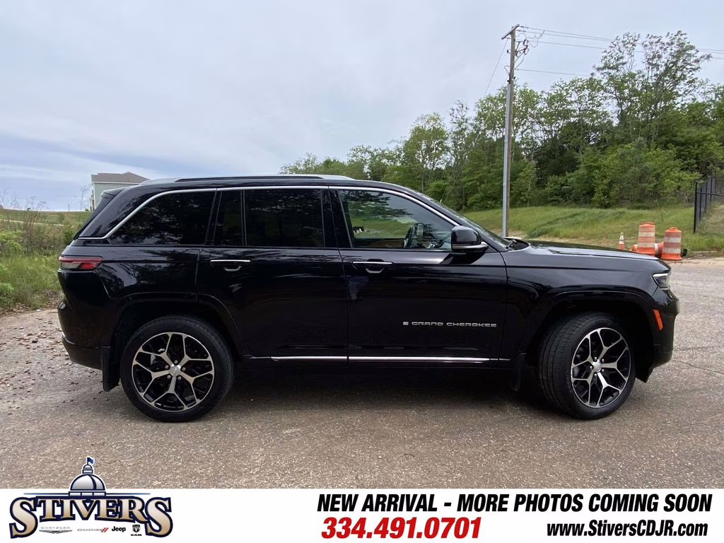 2023 Diamond Black Crystal Pearlcoat Jeep Grand Cherokee Summit Reserve 4X4 SUV