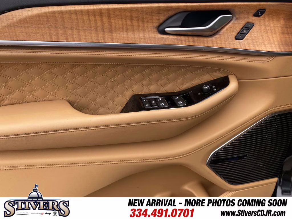 2023 Diamond Black Crystal Pearlcoat Jeep Grand Cherokee Summit Reserve 4X4 SUV