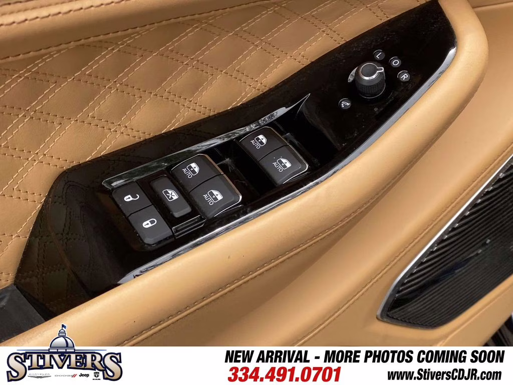 2023 Diamond Black Crystal Pearlcoat Jeep Grand Cherokee Summit Reserve 4X4 SUV