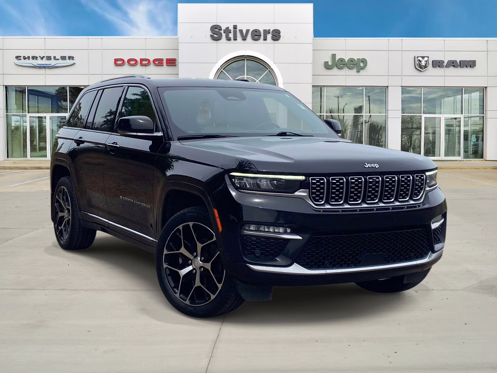 2023 Diamond Black Crystal Pearlcoat Jeep Grand Cherokee Summit Reserve 4X4 SUV