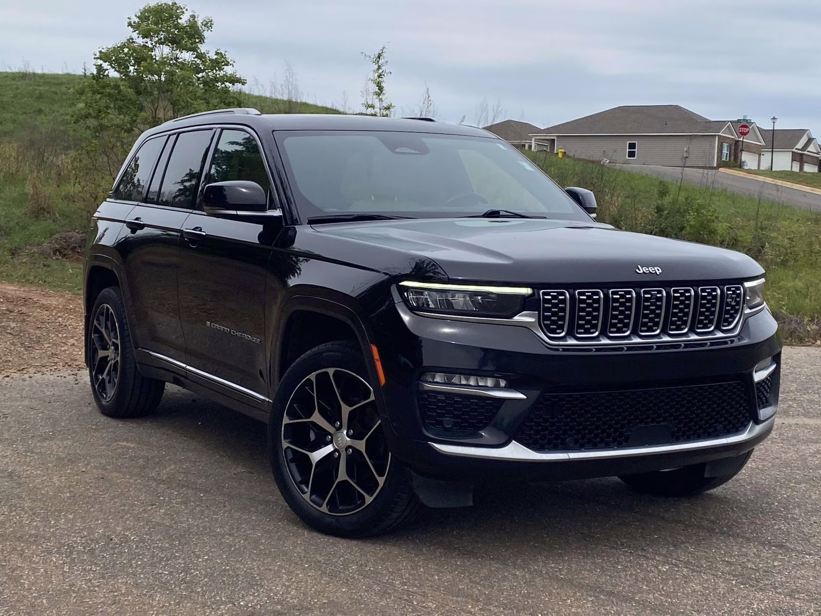 2023 Diamond Black Crystal Pearlcoat Jeep Grand Cherokee Summit Reserve 4X4 SUV