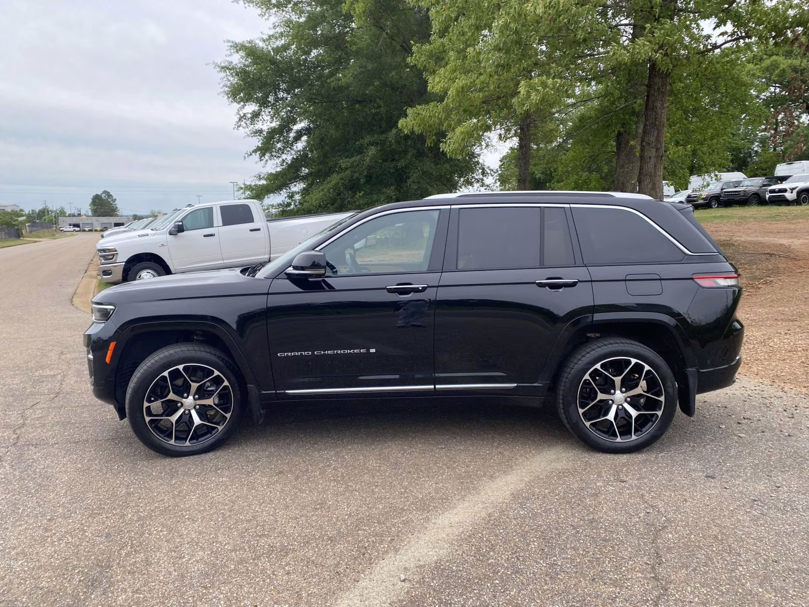 2023 Diamond Black Crystal Pearlcoat Jeep Grand Cherokee Summit Reserve 4X4 SUV